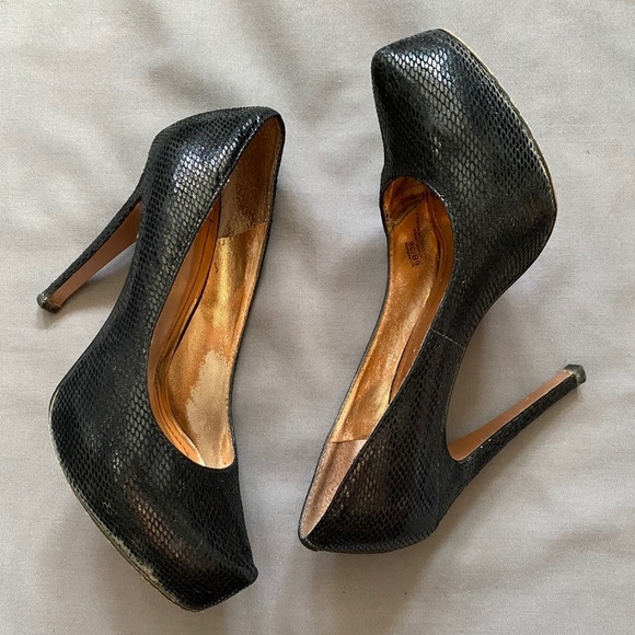 BCBGeneration Parade Heels Size 6 - Picture 3 of 13